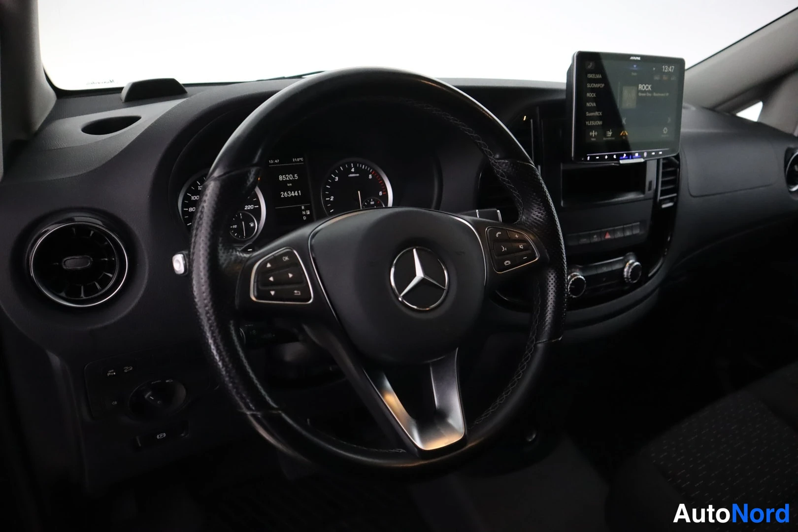 Musta Mercedes-Benz Vito 2021, ohjaamo, kuva 10