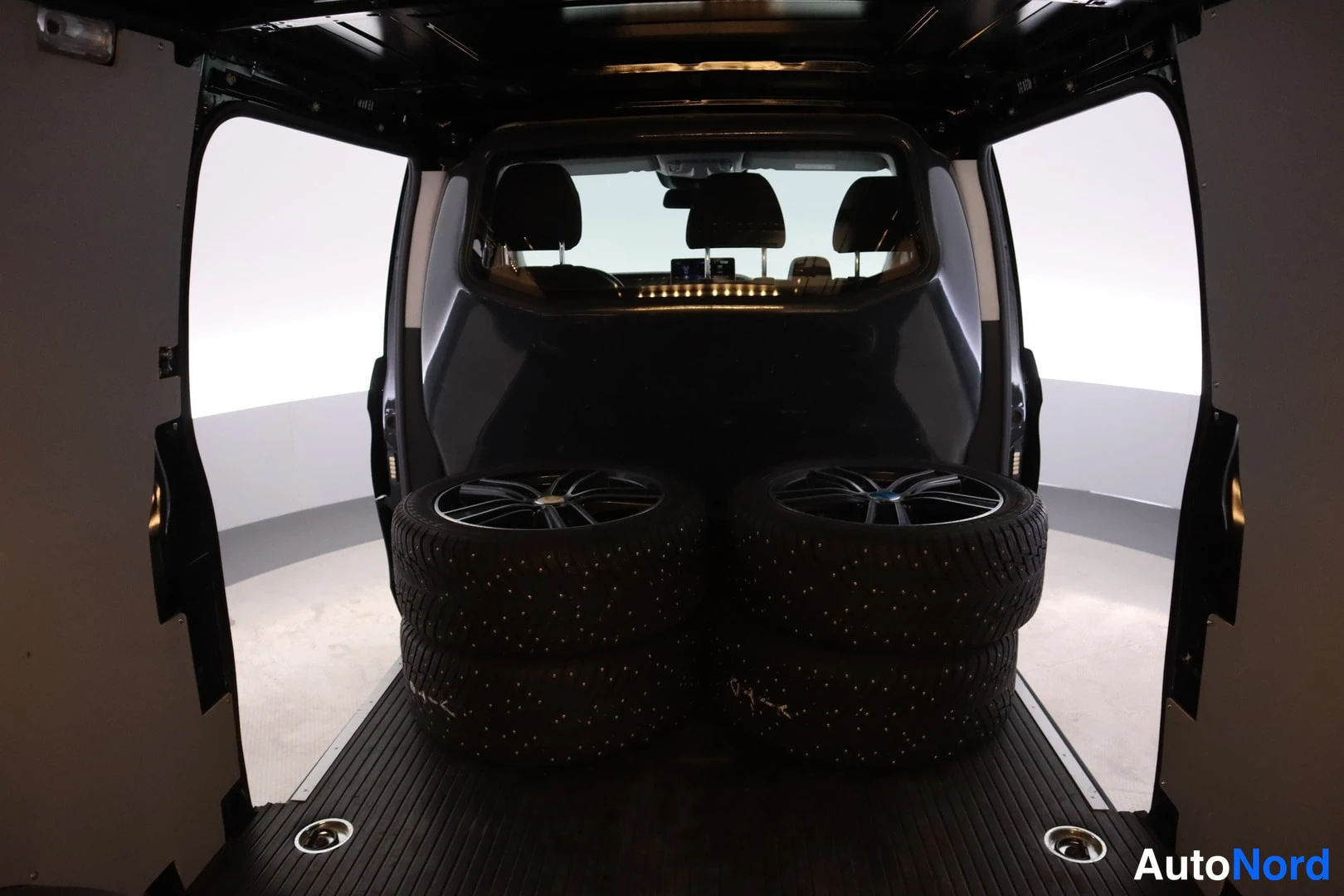 Musta Mercedes-Benz Vito 2021, tavaratila, kuva 15