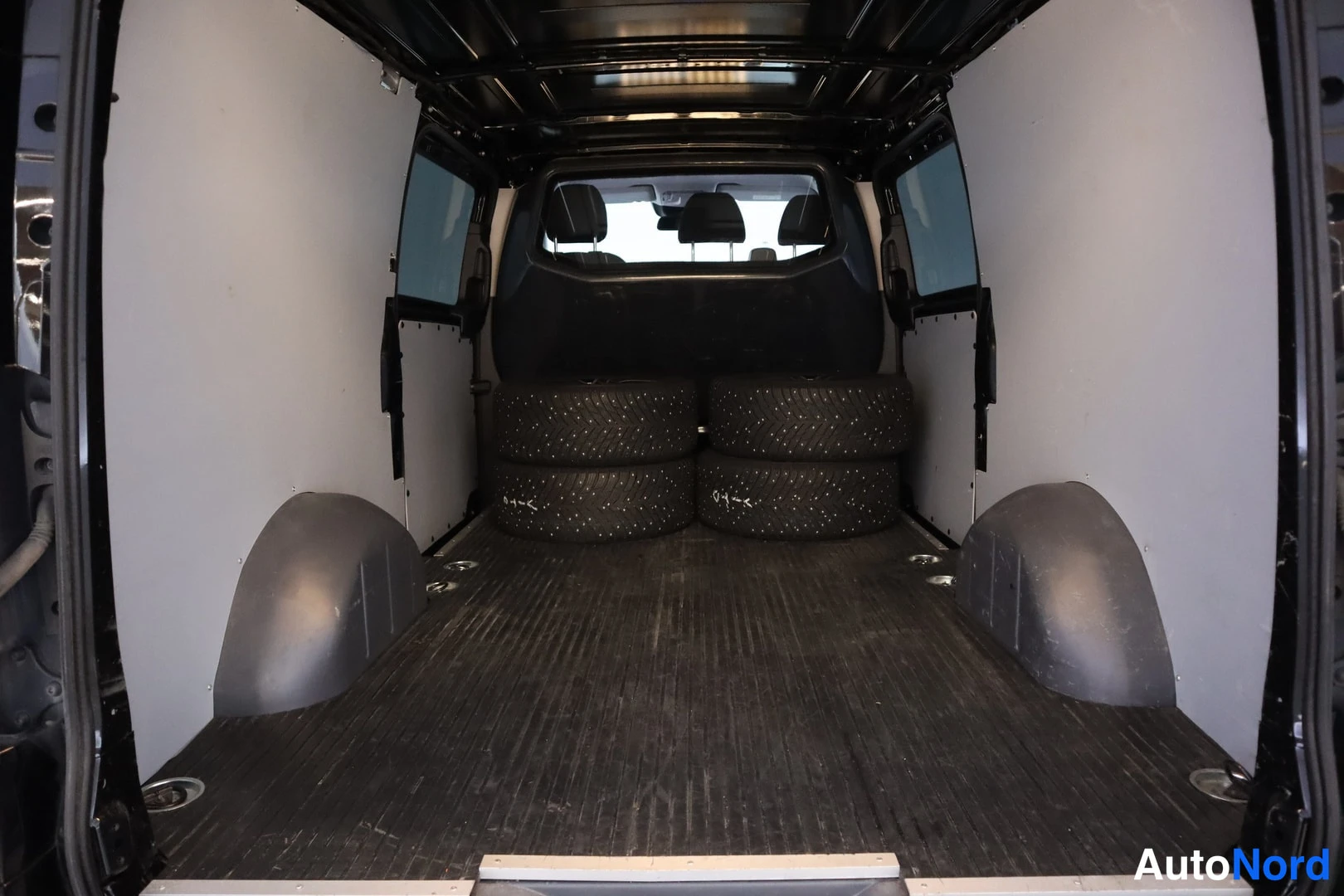 Musta Mercedes-Benz Vito 2021, tavaratila, kuva 16