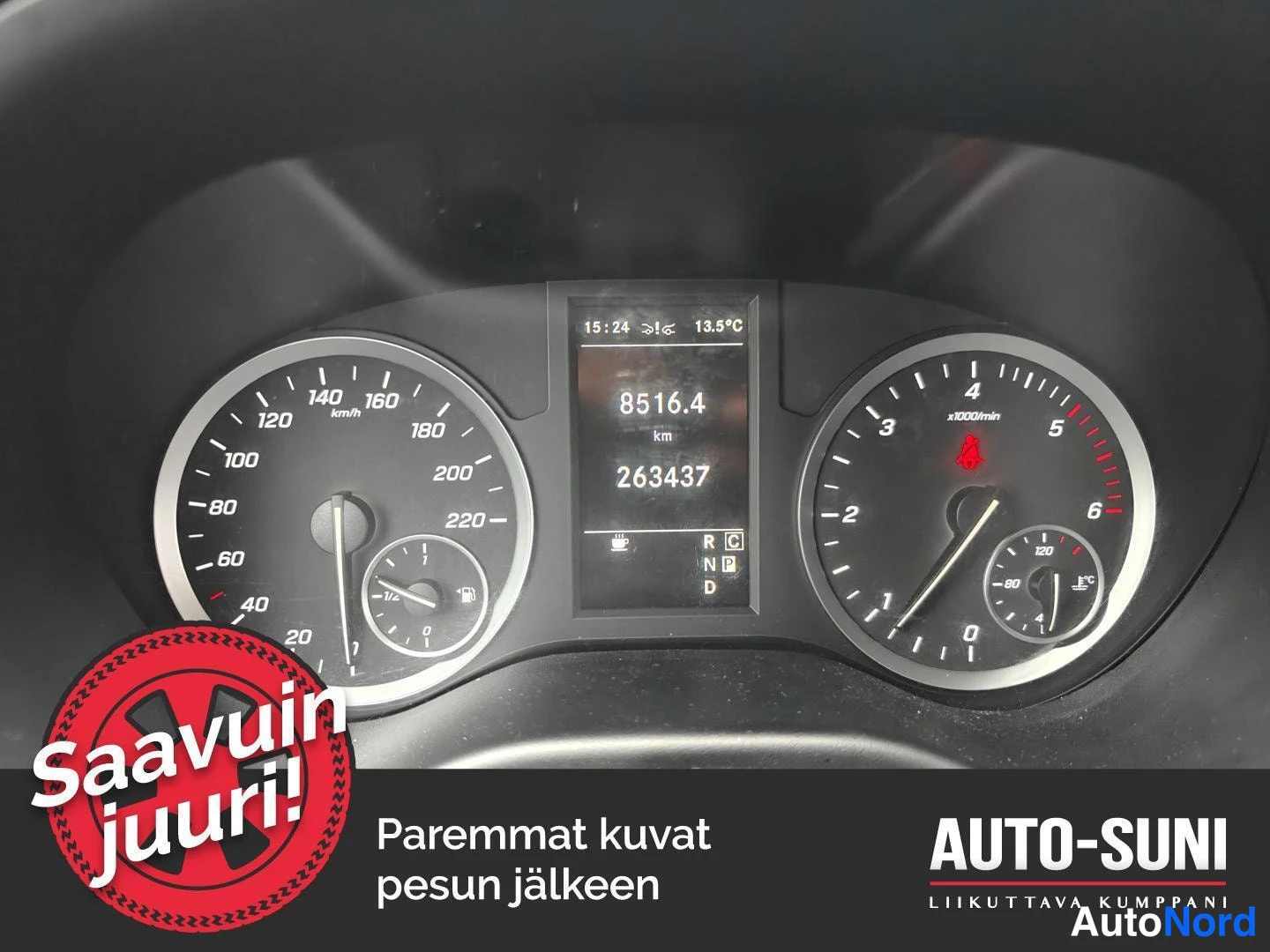 Yksityiskohta: Auto ja mittarit näkyvissä