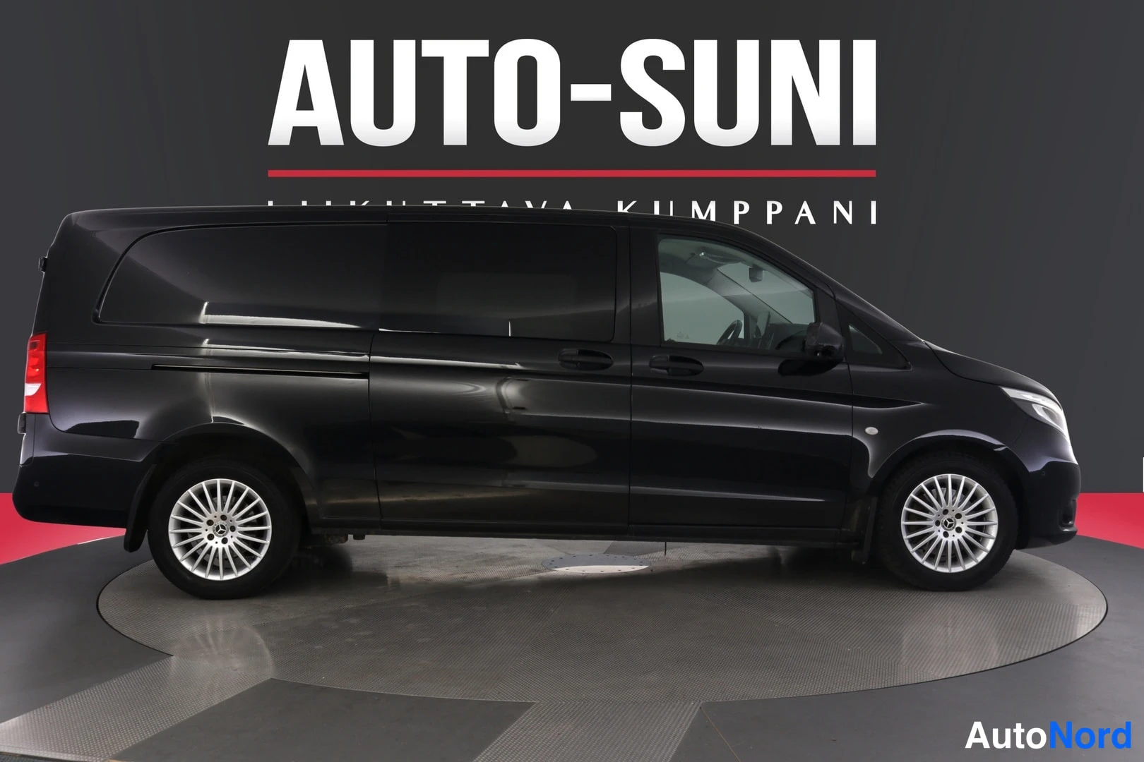 Musta Mercedes-Benz Vito 2021, sivulta, kuva 4