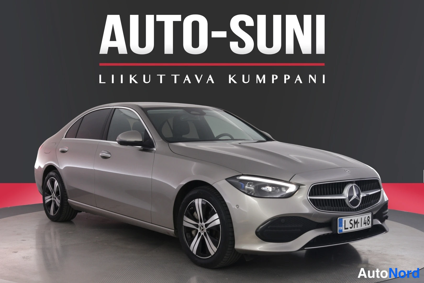 Etuviisto, nokka oikealle: Mercedes-Benz C -sedan, hopeanharmaa, kuvattu etuviistosta oikealta; rekisteri.