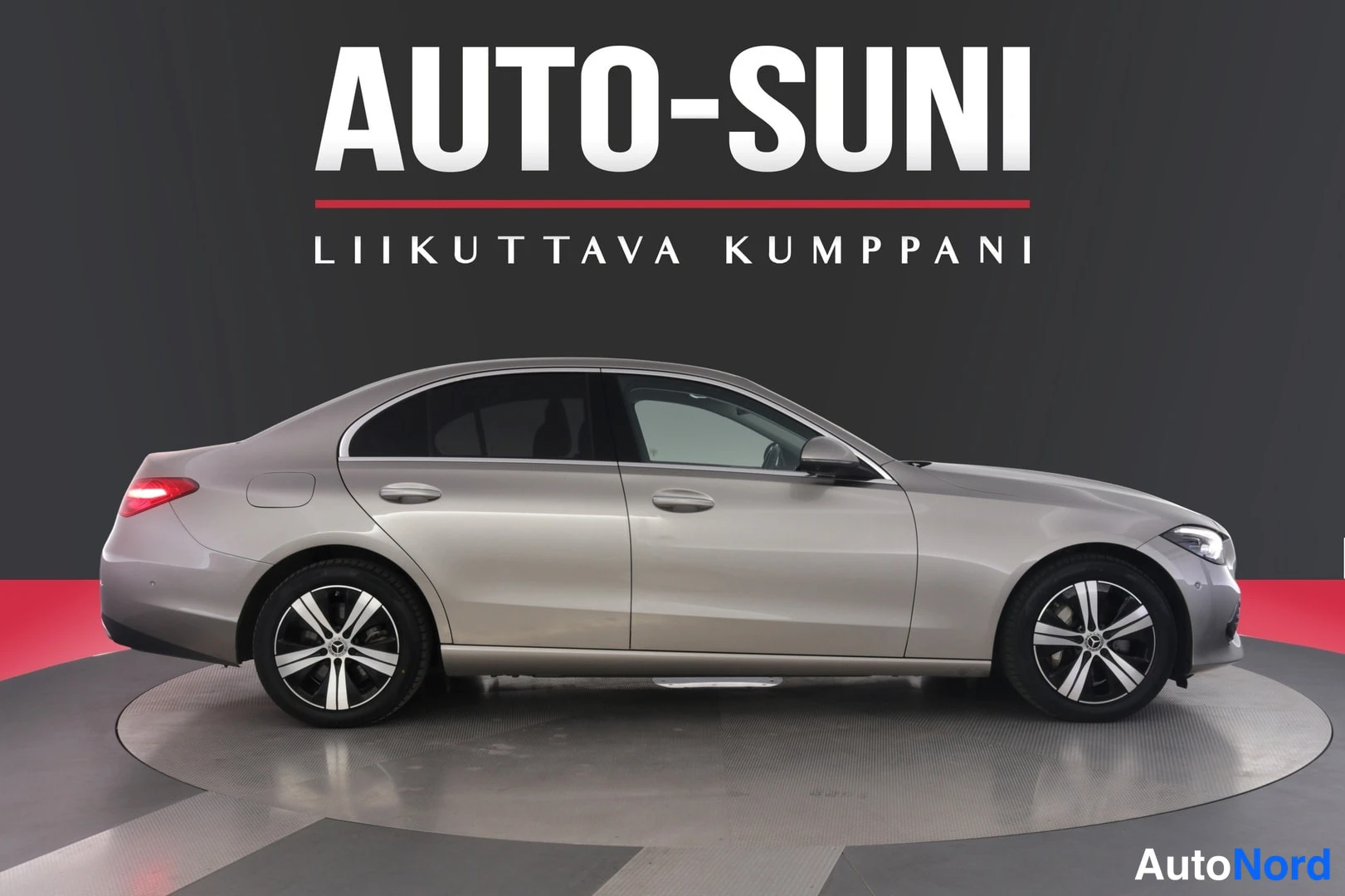 Sivulta: Mercedes-Benz C -sedan sivulta, hopeanharmaa; rekisteri.