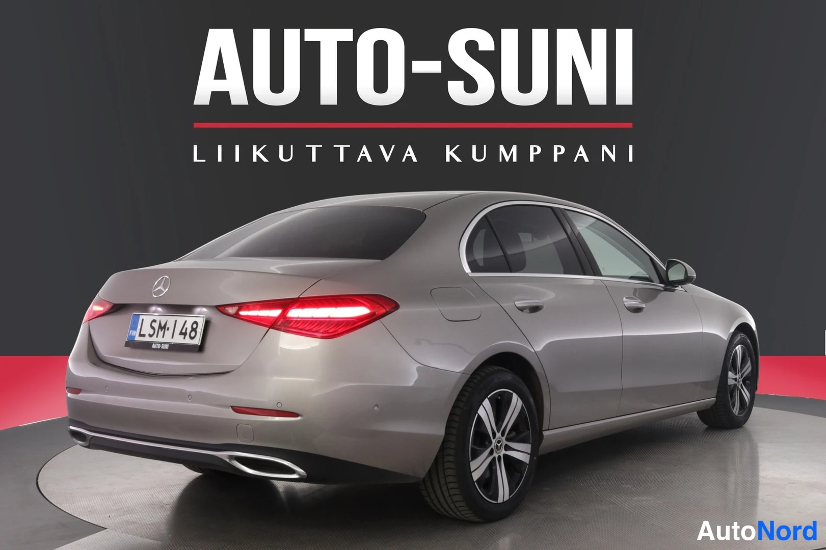 Takaviisto: Mercedes-Benz C -sedan takaviistosta vasemmalta, hopeanharmaa; rekisteri.