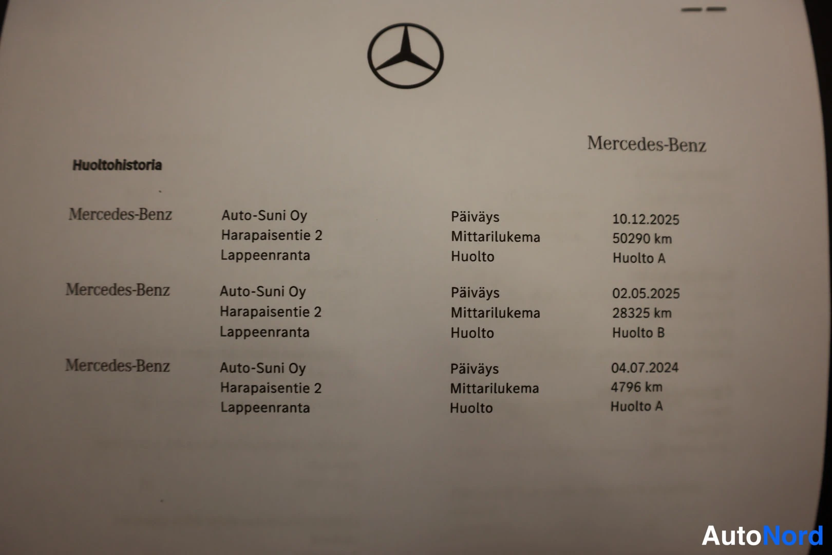 Yksityiskohta: Mercedes-Benzin huoltohistoria-sivu, jossa kolme huoltoa Auto-Suni Oy:llä Lappeenrannassa vuosina 2024–2025, mittarilukemat 4796–50290 km.