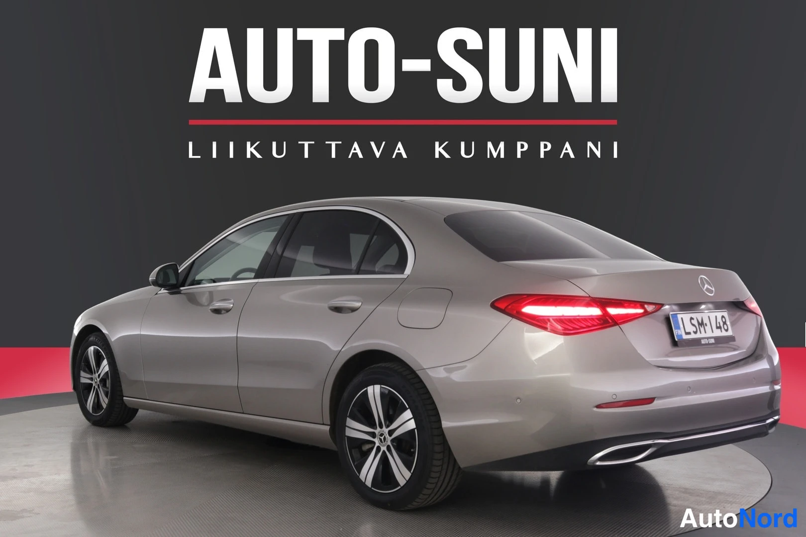 Takaviisto: Mercedes-Benz C -sedan takaviistosta oikealta, hopeanharmaa; rekisteri.