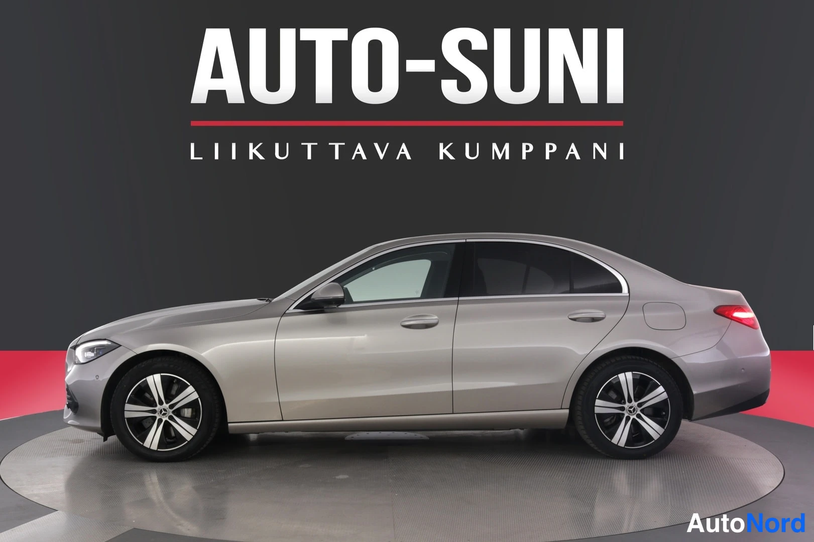 Sivulta: Mercedes-Benz C -sedanin sivuprofiili, vaaleanharmaa koripinta, auto studiovalaistussa kuvassa.