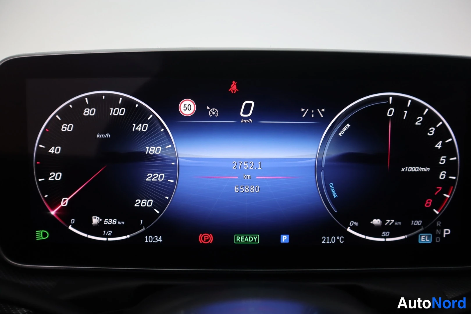 Yksityiskohta: Digital instrument cluster showing odometer at 65880 km, speedometer at 0 km/h, gear in P, and fuel range of 536 km.