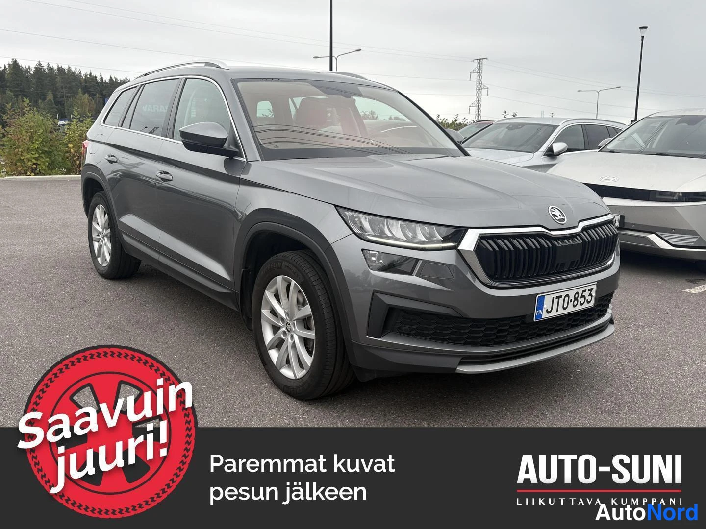 Etuviisto, nokka oikealle: Tummanharmaa Skoda Kodiaq 2022 kuvattuna kolmeneljäsosakulmasta edestä oikealta, rekisterikilpi.