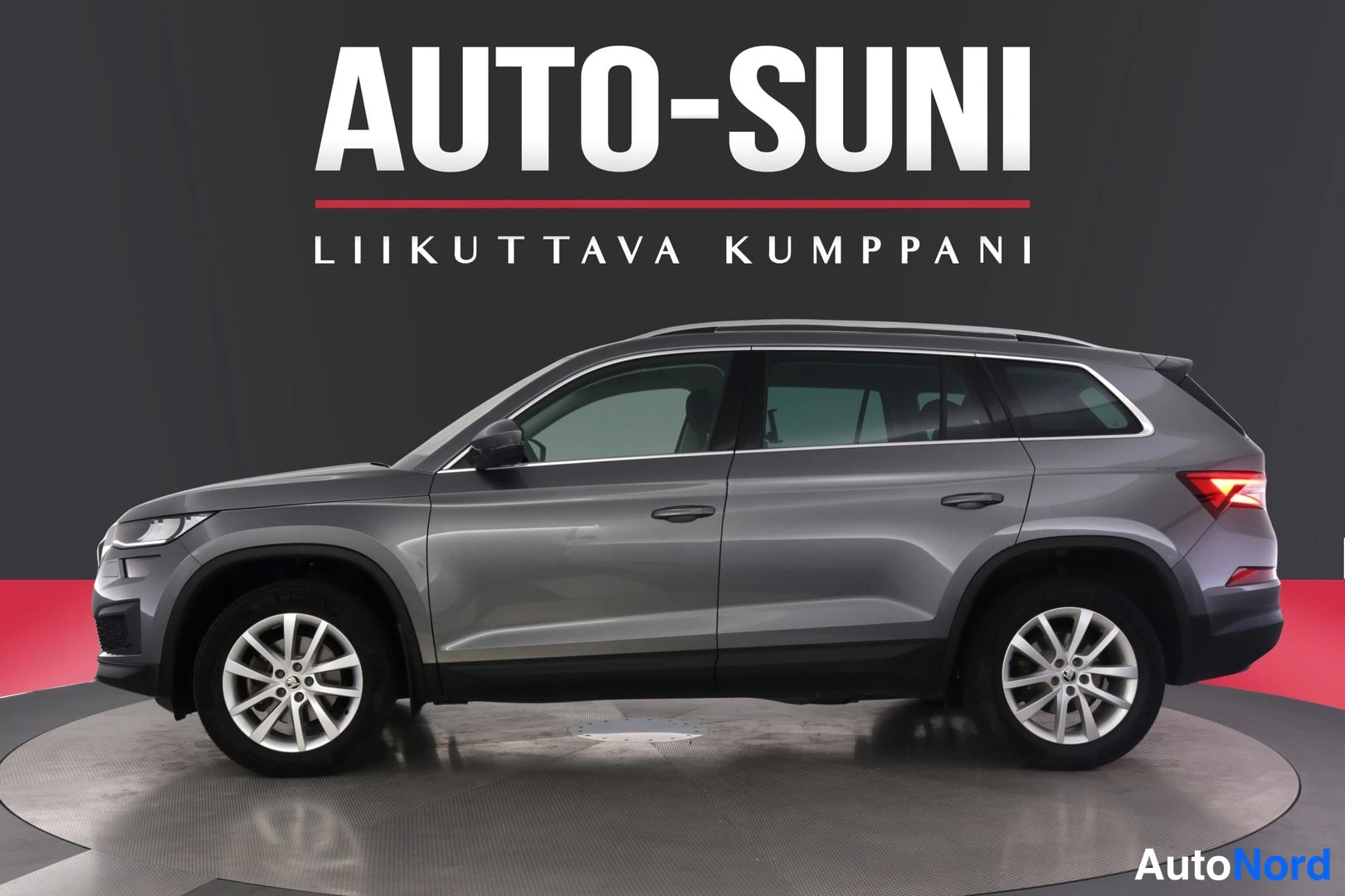 Harmaa Skoda Kodiaq 2022, etuviisto, keula vasemmalle, kuva 2