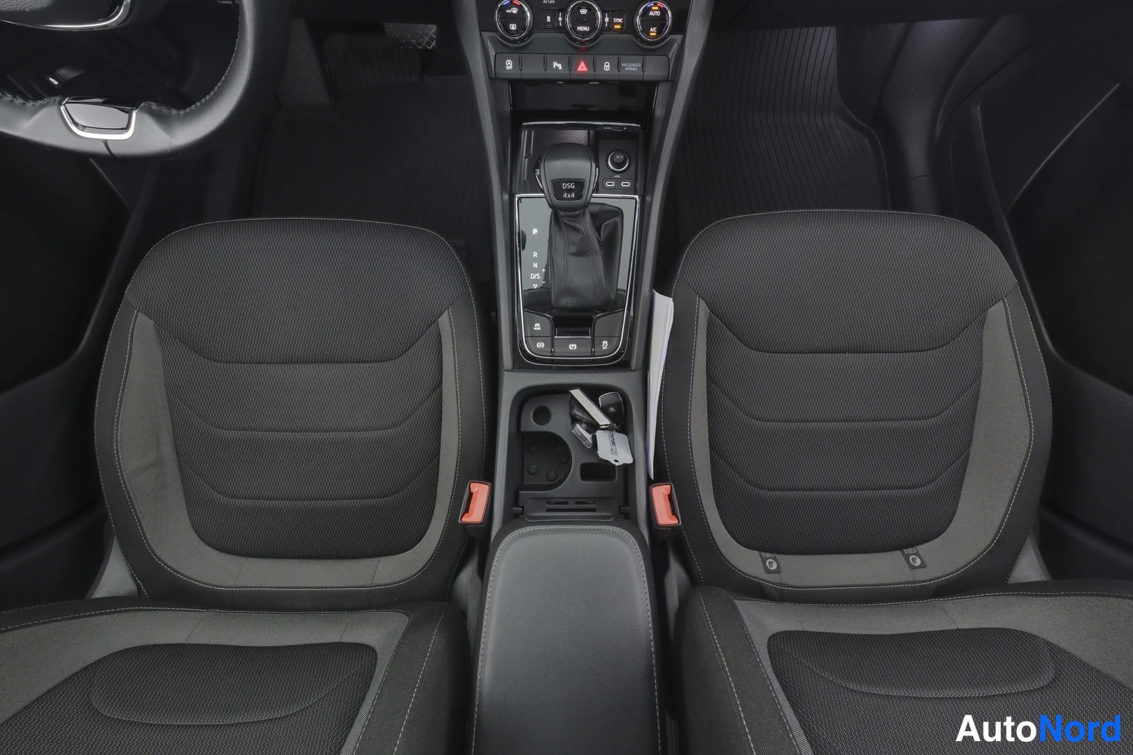 Harmaa Skoda Kodiaq 2022, etuistuimet, kuva 9