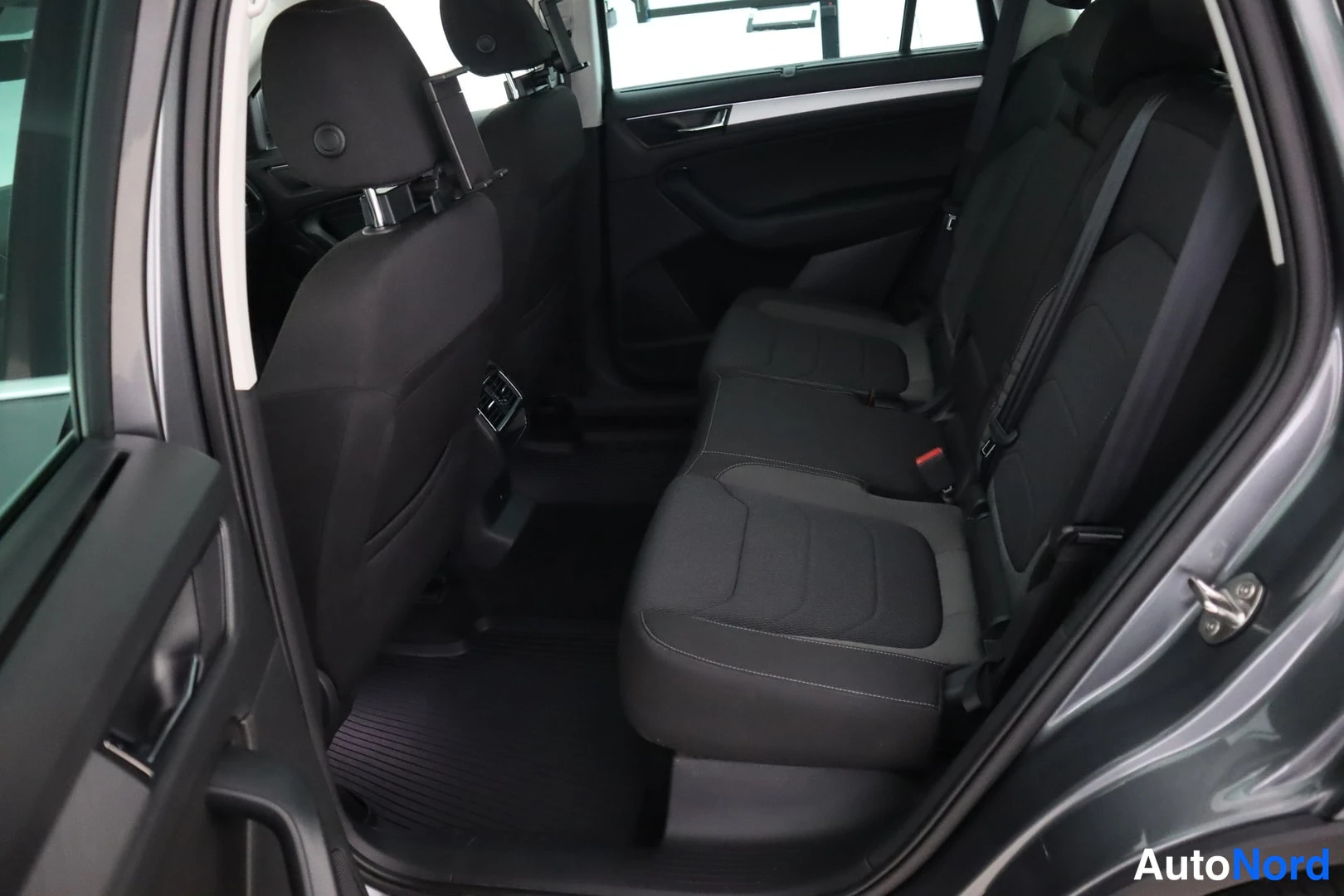 Harmaa Skoda Kodiaq 2022, takaistuimet, kuva 12