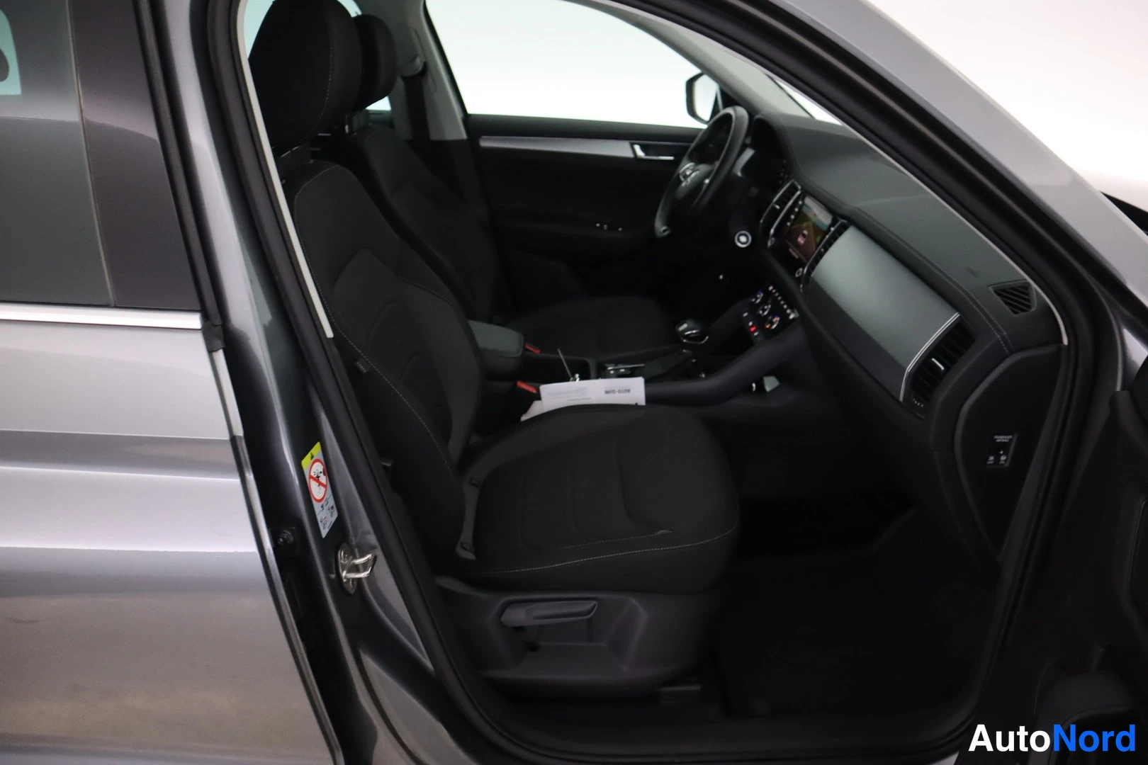 Harmaa Skoda Kodiaq 2022, etuistuimet, kuva 10