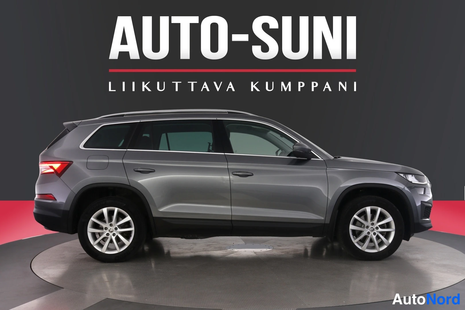 Harmaa Skoda Kodiaq 2022, sivulta, kuva 4