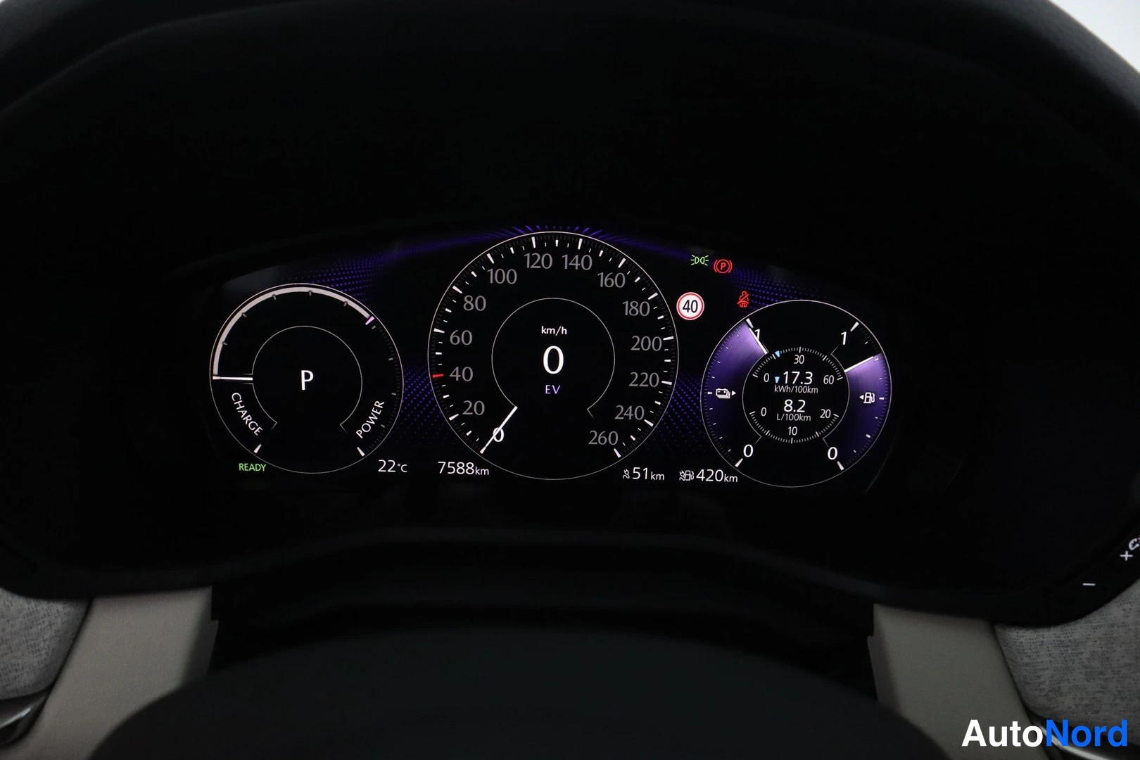 Muu: Täysin digitaalinen instrumenttinäyttö: nopeus 0 km/h, P-tila, EV, 7588 km, ulkolämpötila 22 °C ja lataustilanne