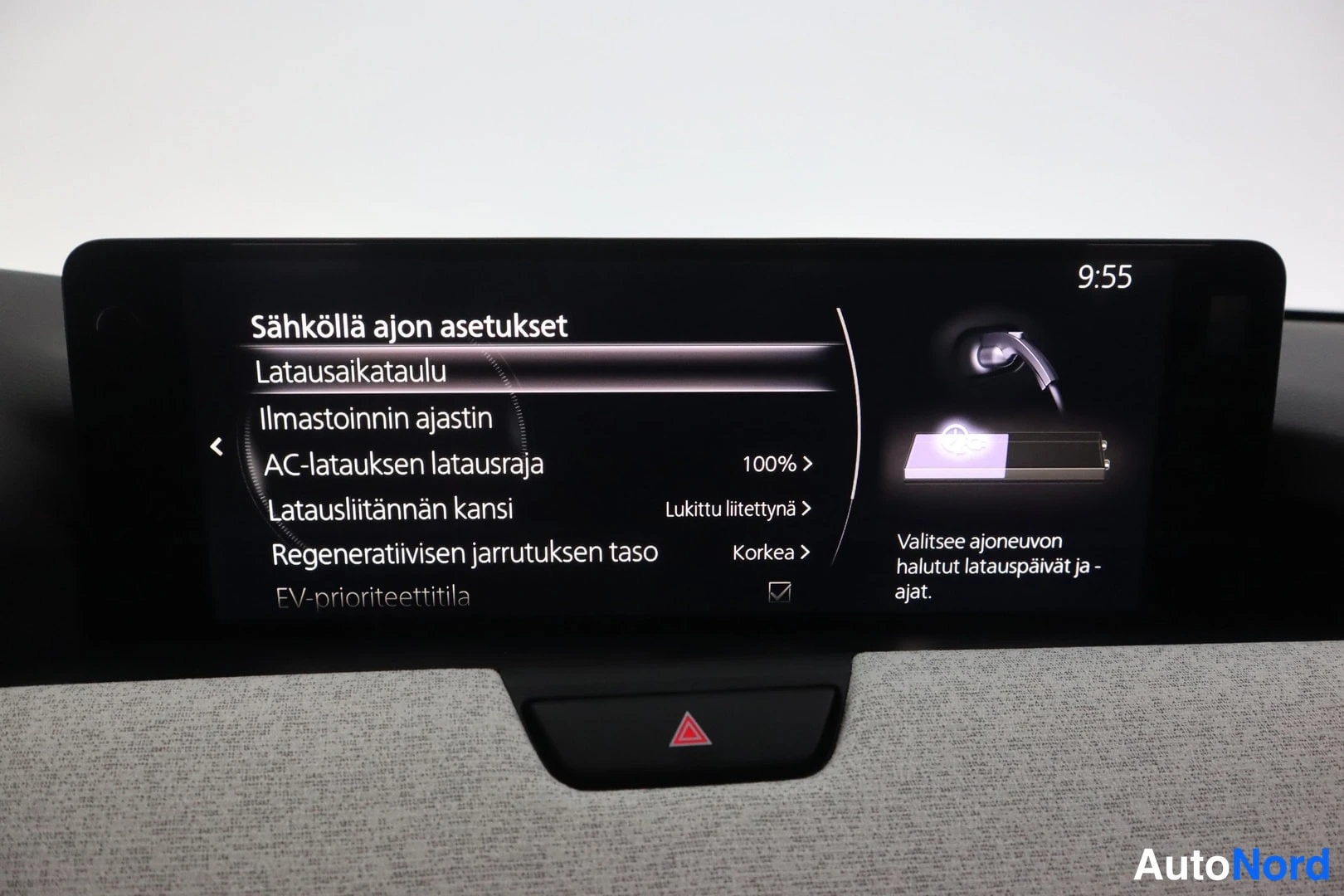 Muu: Infotainment-näytön 'Sähköllä ajon asetukset' -sivu, jossa latausaikataulu, ilmastoinnin ajastin ja AC-latauksen latausraja 100 %, kello 9:55.