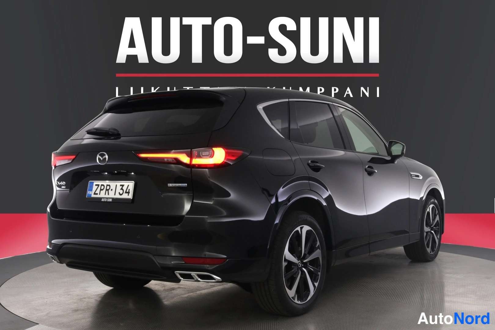 Takaviisto: Taka-kolmesta neljäsosasta kuvattu musta Mazda CX-60, takavalot ja rekisteritunnus näkyvät.