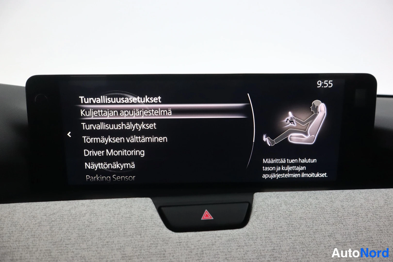 Muu: Näyttö Turvallisuusasetukset-valikossa: Kuljettajan apujärjestelmä, Turvallisuushälytykset, Törmäyksen välttäminen, Driver Monitoring ja Näytönäkymä; kello 9:55