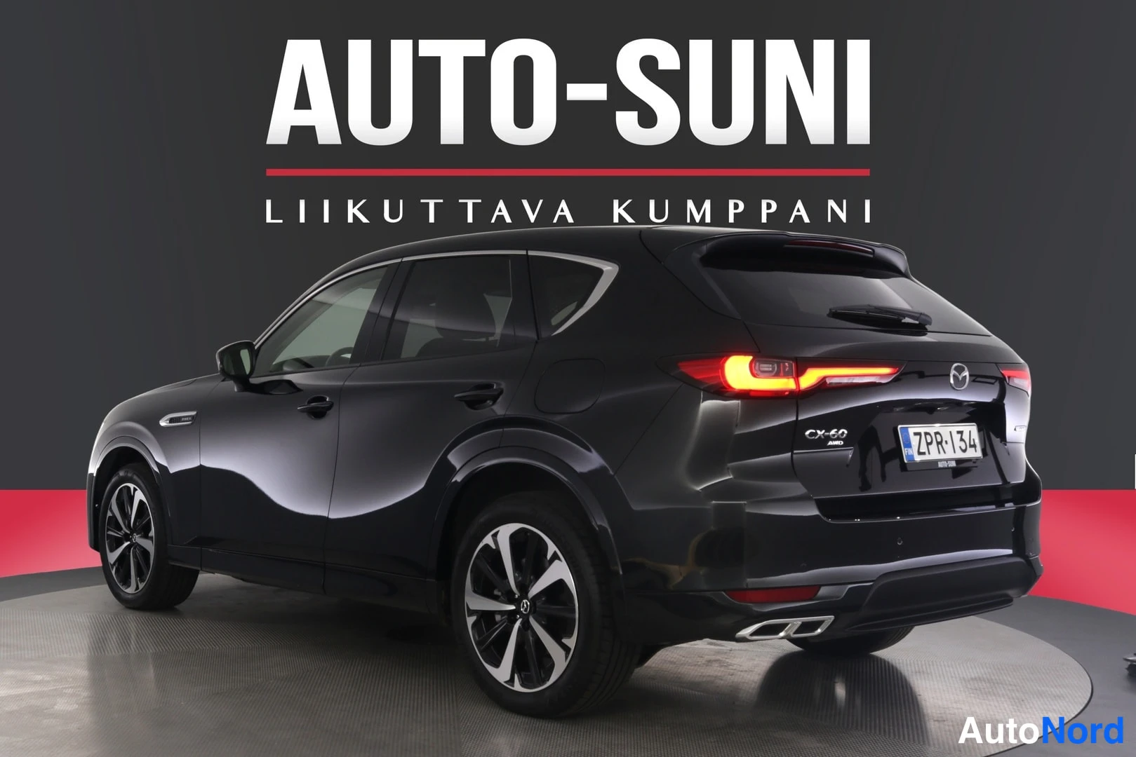 Takaviisto: Musta Mazda CX-60 taka-kolmesta neljäsosasta, perällä CX-60-tunnus ja rekisteritunnus.