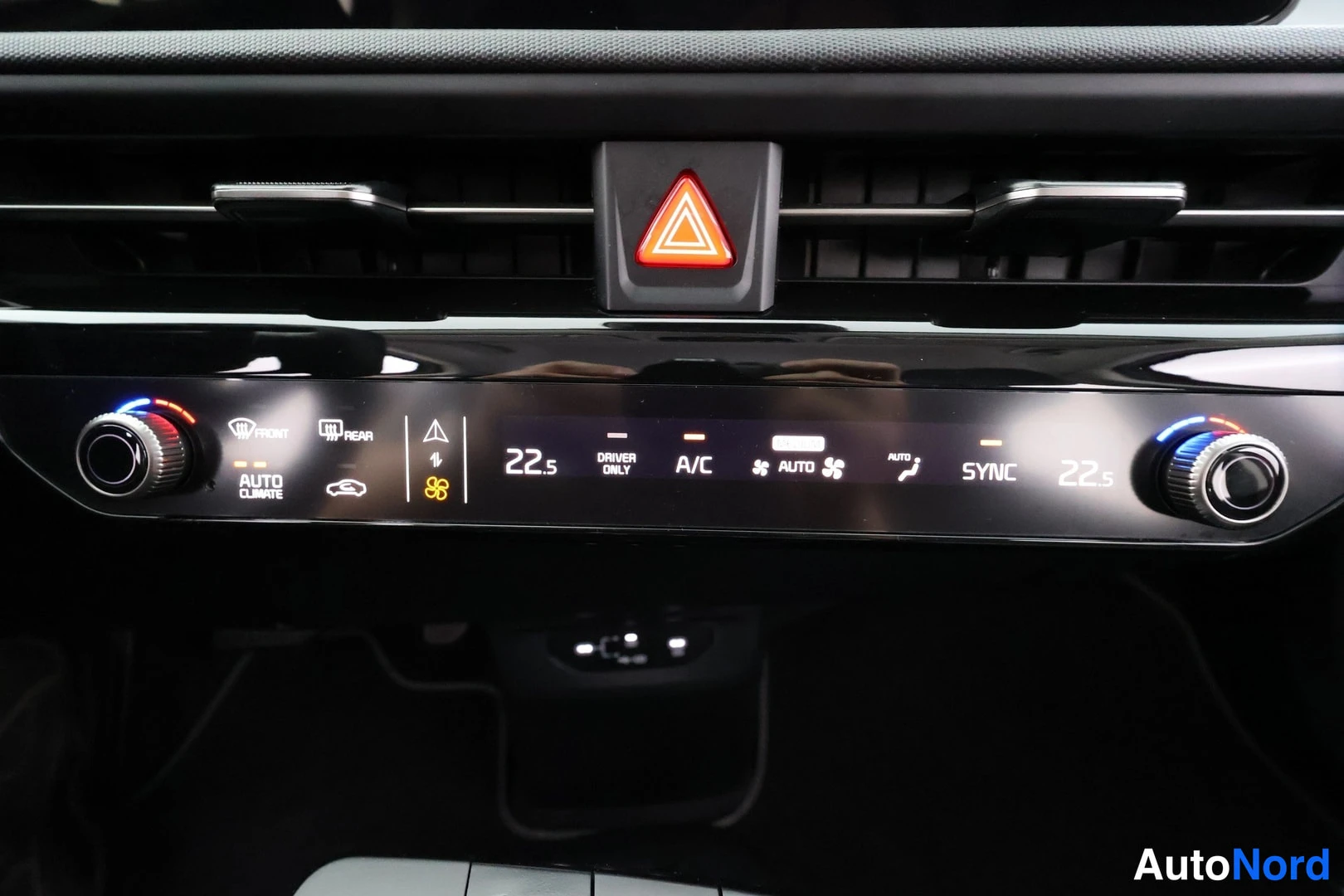 Muu: Automaattinen ilmastointipaneeli näyttää 22,5 astetta, A/C- ja SYNC-toiminnot.