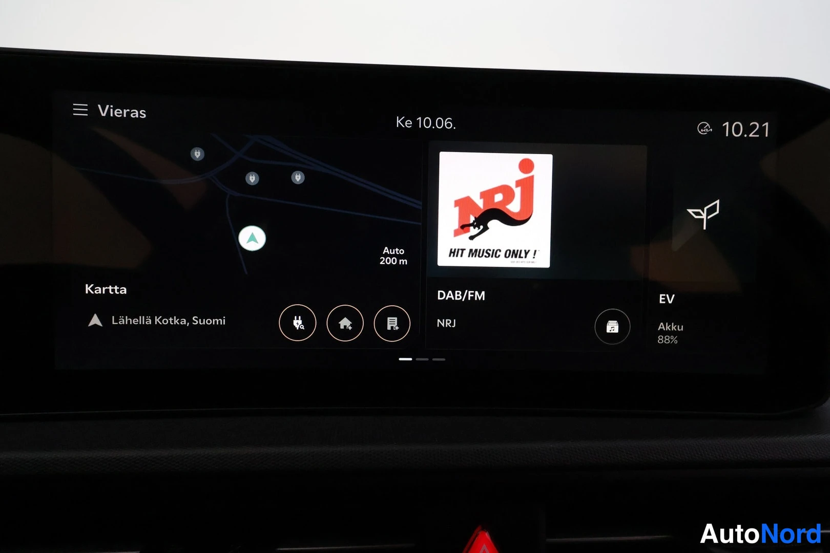 Muu: Infotainment-näyttö kartalla, DAB/FM-radio NRJ-kanavalla ja EV-akun varaus 88 %.
