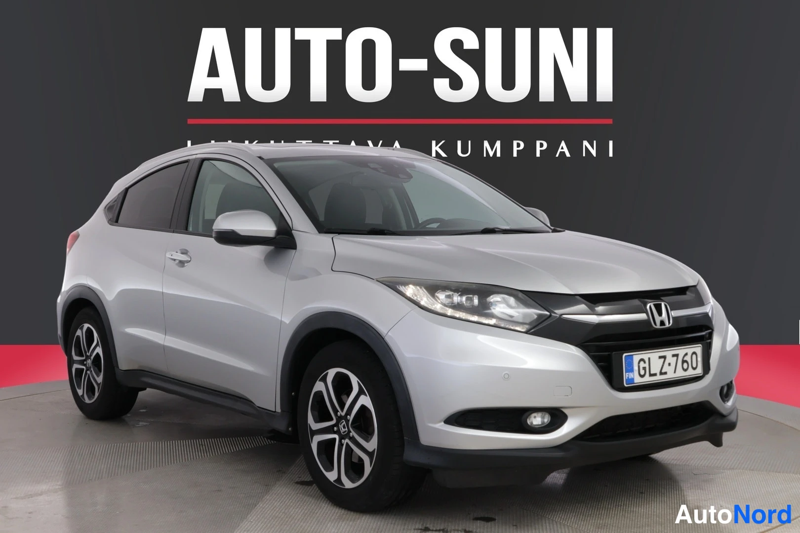 Etuviisto, nokka oikealle: Etuviistokuva hopeanvärisestä Honda HR-V:stä: keula ja vasen kylki näkyvät, rekisterikilpi luettavissa.