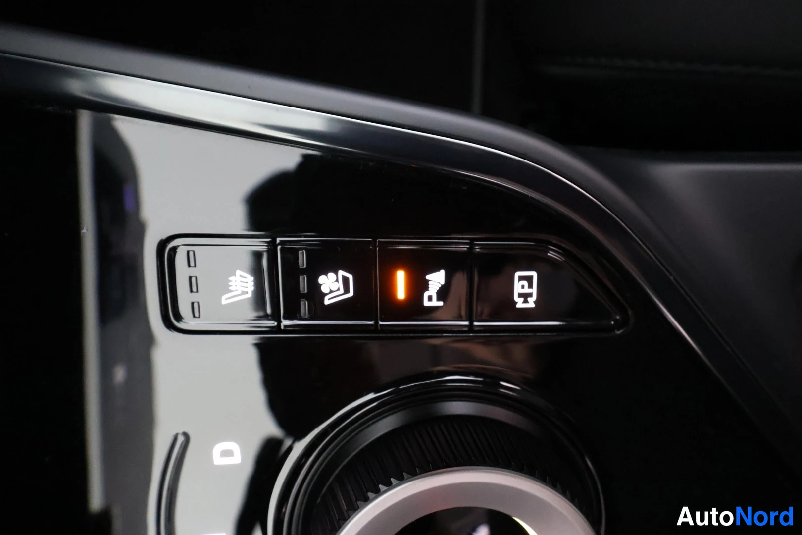 Yksityiskohta: Close-up of the center console climate controls showing heated seat buttons for both front seats and the heated steering wheel button.