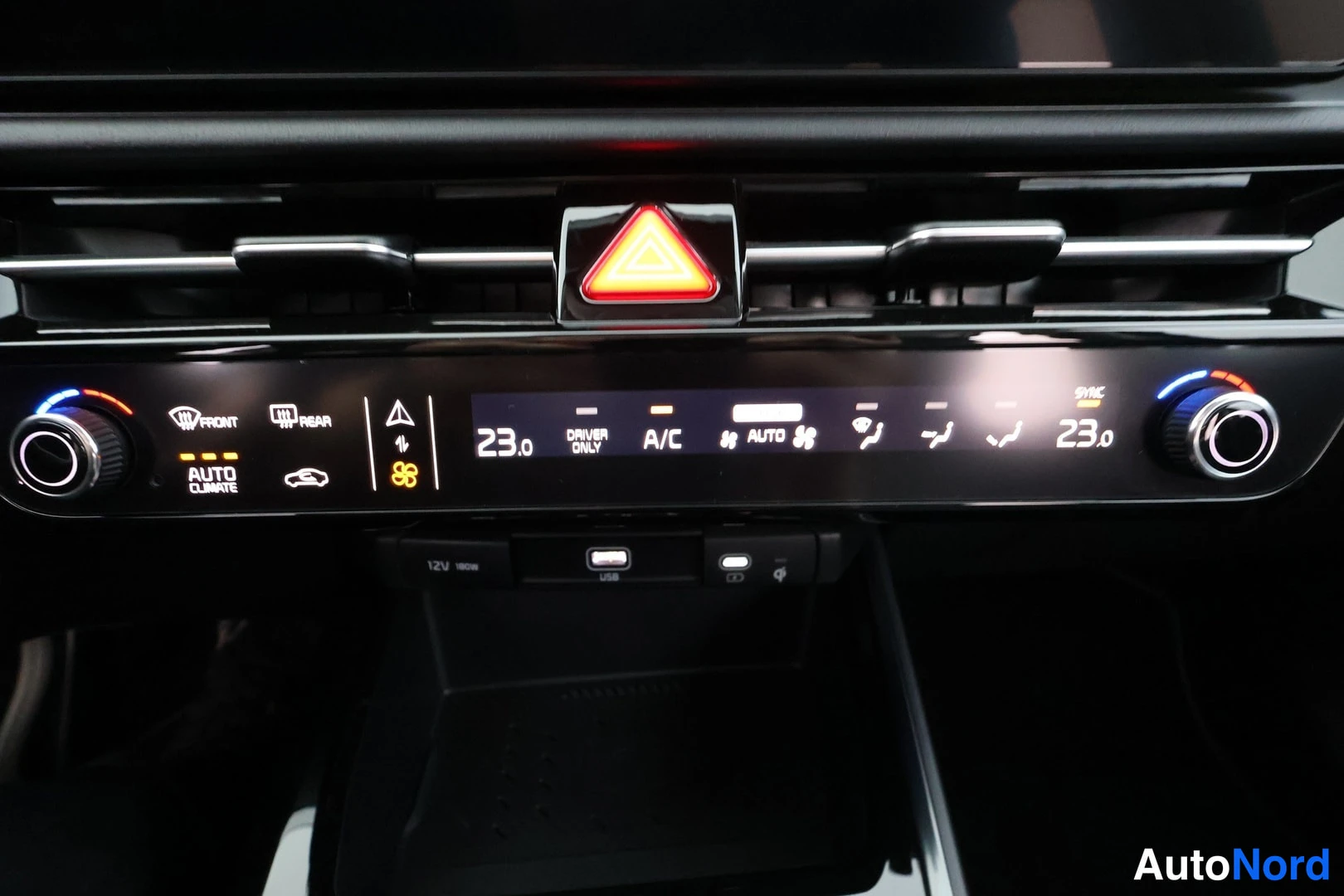 Yksityiskohta: Automaatti-ilmastointipaneeli näyttää lämpötilat 23,0 molemmin puolin, sekä A/C-, AUTO-, SYNC- ja DRIVER ONLY -toiminnot.