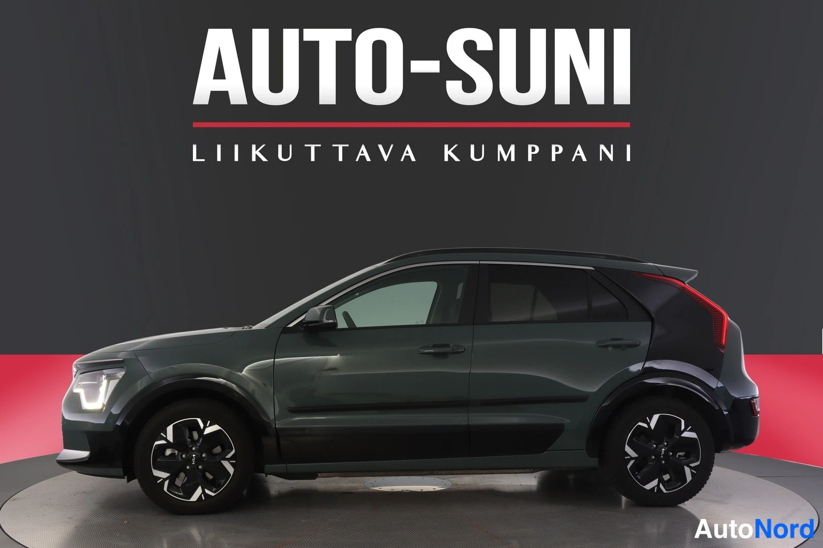 Sivulta: Valkoinen ja harmaa automaattipaketti, mustat katon ja ovien koristelevyt. Takavalo on punainen.