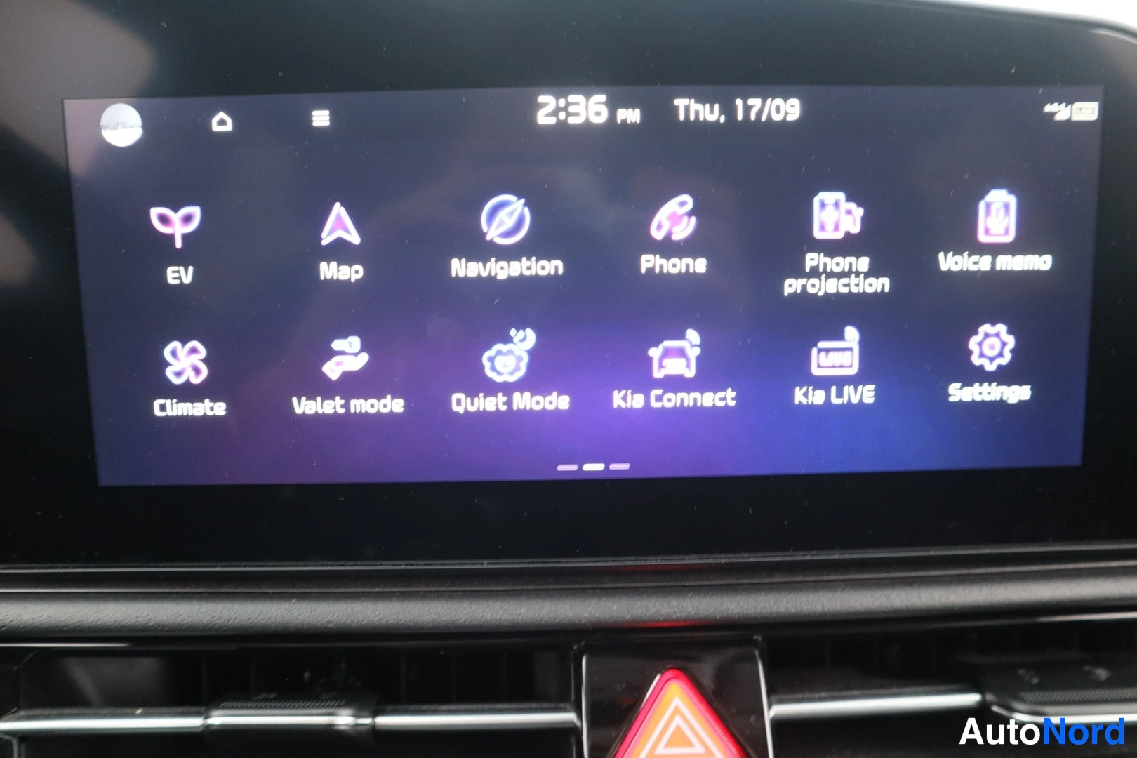 Edestä: Auton infotainment-näytön valikko: EV, Map, Navigation, Phone, Phone projection, Voice memo, Climate, Valet mode, Quiet Mode, Kia Connect, Kia LIVE ja Settings.