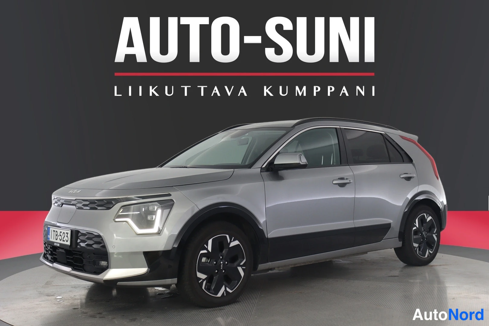 Etuviisto, nokka vasemmalle: Silver Kia crossover viewed from the front three-quarter angle with the right side prominent.