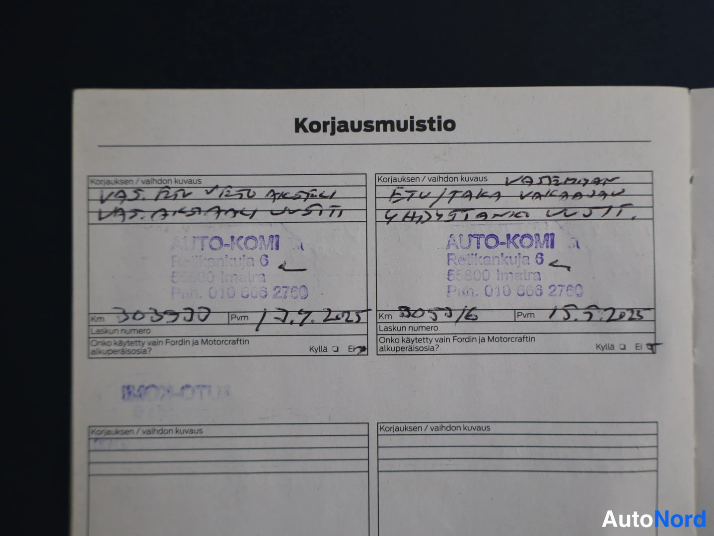 Muu: Sivu huoltokirjasta lähikuvassa, otsikolla 'Korjausmuistio' ja käsinkirjoitettuja huoltomerkintöjä.