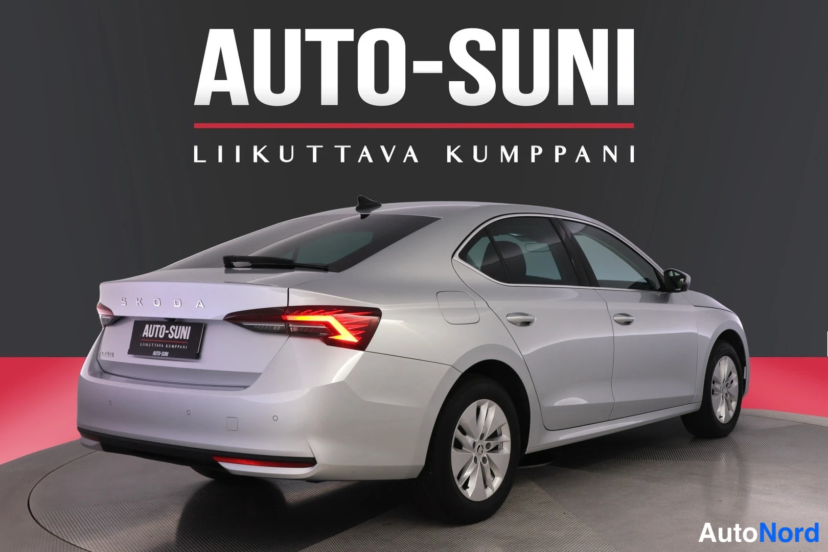 Takaviisto: Rear three-quarter view of the car from the driver's side rear corner.