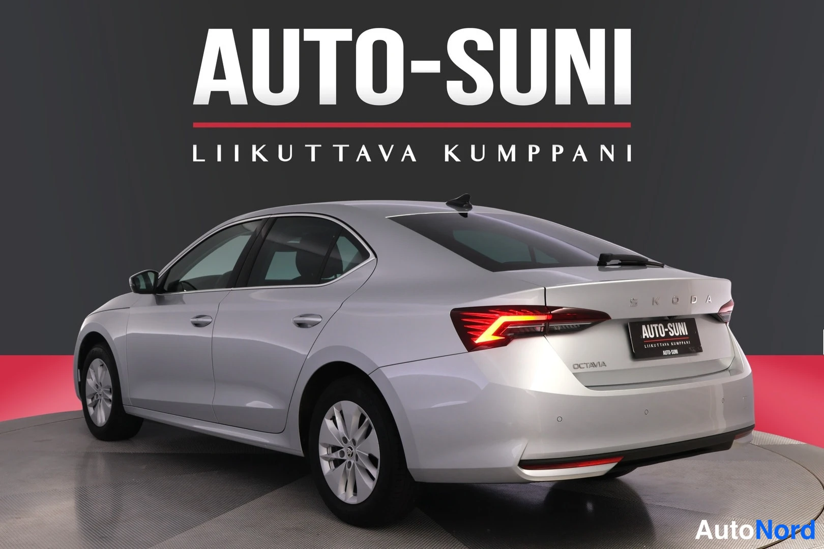 Takaviisto: Rear three-quarter view of the car from the passenger's side rear corner.