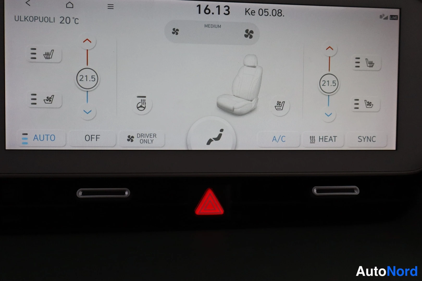 Muu: Infotainment-näytön ilmastointivalikko: molempien etuistuinten lämmitys ja tuuletus, ohjauspyörän lämmitys, kaksivyöhykehallinta 21,5 asteessa, A/C, HEAT ja SYN