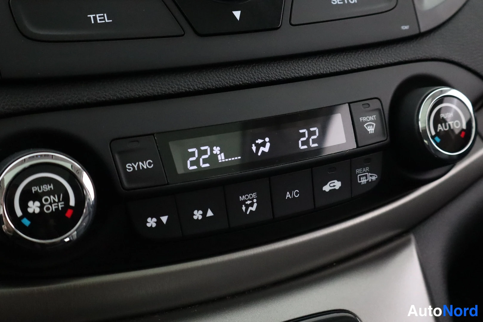 Yksityiskohta: Ilmastoinnin ohjauspaneeli: lämpötila 22 asti molemmilta puolilta, SYNC, A/C, FRONT ja REAR -toiminnot sekä PUSH AUTO ja PUSH ON/OFF -säätimet.