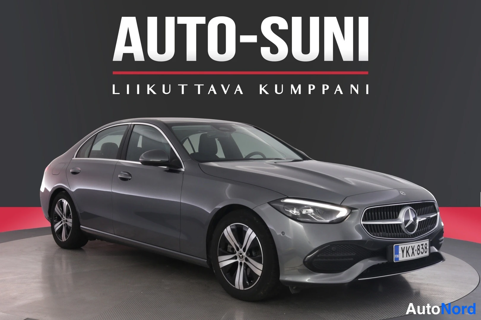 Etuviisto, nokka oikealle: Harmaa Mercedes-Benz C-sarjan sedan etuviistosta oikealta, rekisteritunnus, Auto-Suni-myymälän studioissa.