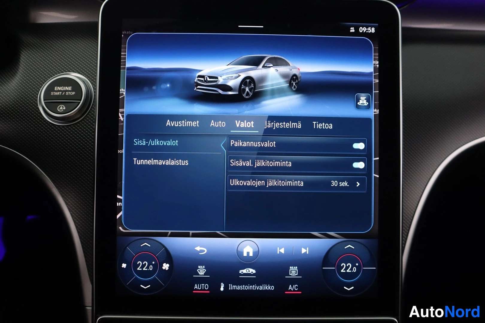 Yksityiskohta: Mercedes-Benzin keskikonsolin näyttö, jossa on valot-asetussivu: paikannusvalot ja sisävalojen jälkitoiminta päällä, ulkovalojen jälkitoiminta 30 sek. Ilmastoin