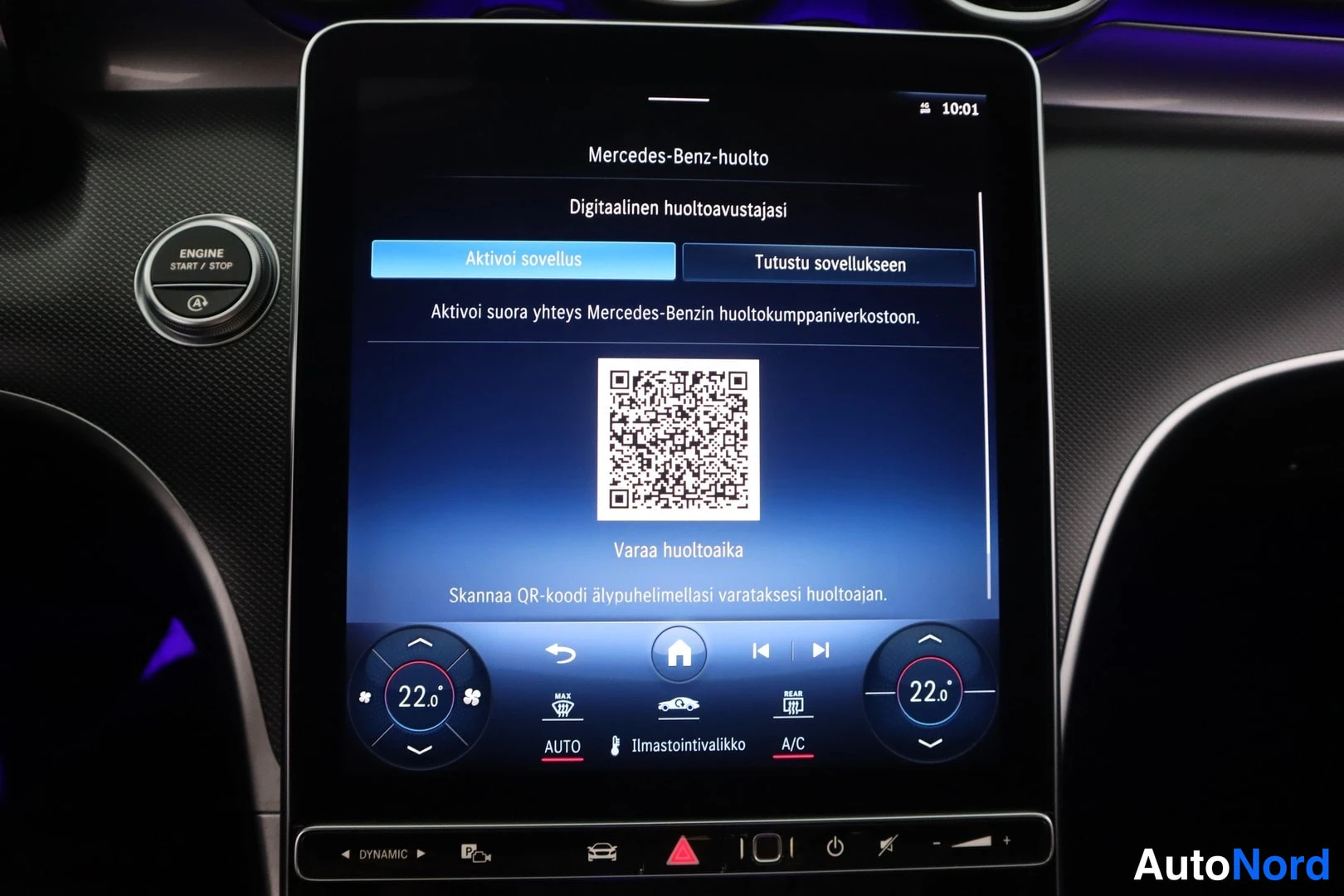Yksityiskohta: Mercedes-Benzin näytöllä Mercedes-Benz-huolto -digitaalinen huoltoavustaja, aktivointinapit ja QR-koodi huoloajan varaukseen.
