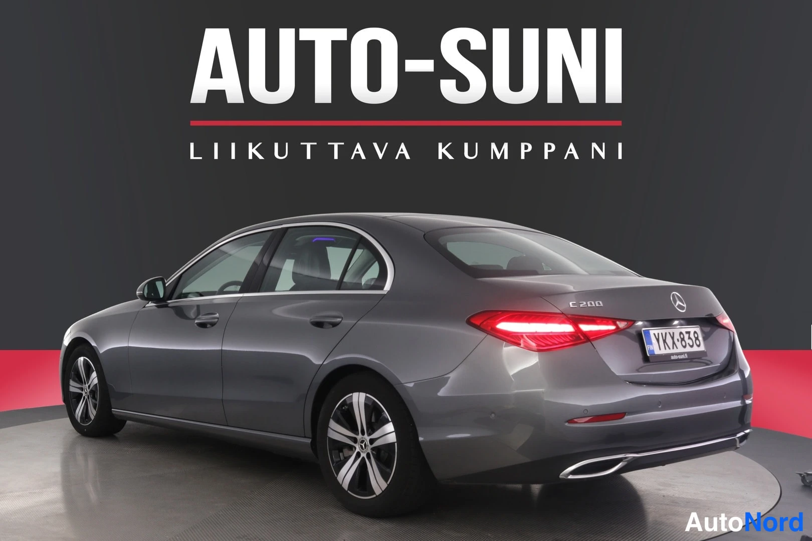 Takaviisto: Harmaan Mercedes-Benz C 200 -sedan takaviisto oikealta, rekisteritunnus, Auto-Suni-studio.
