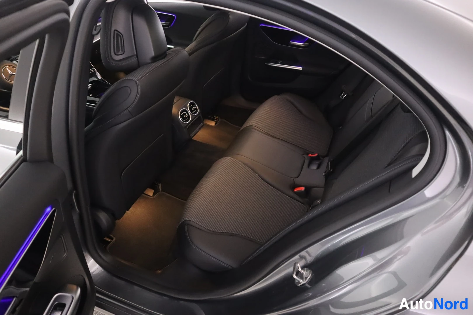 Muu: Takaistuimen ja avatun takioven sisä näkymä Mercedes-Benz C 2022 autoon.