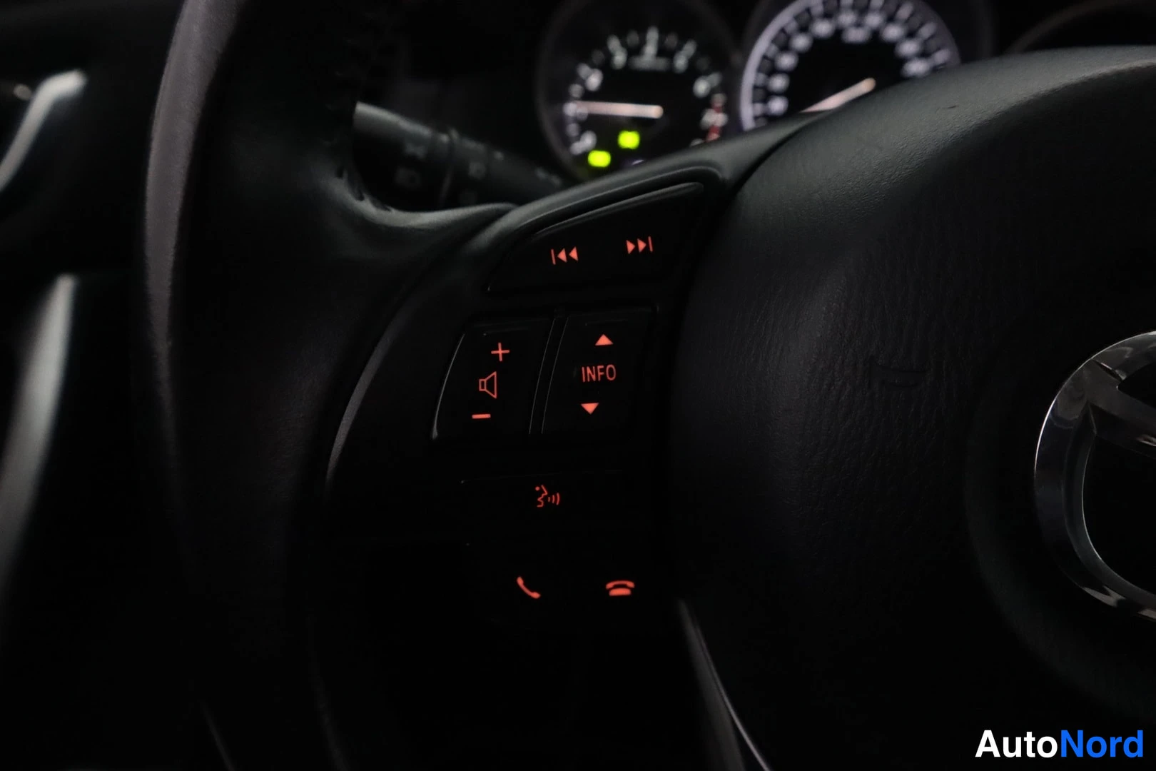Muu: Ohjauspyörän vasemman pölkyn painikkeet: äänenvoimakkuus, INFO, kelaus- ja puhelinpainikkeet sekä Mazda-nappi.