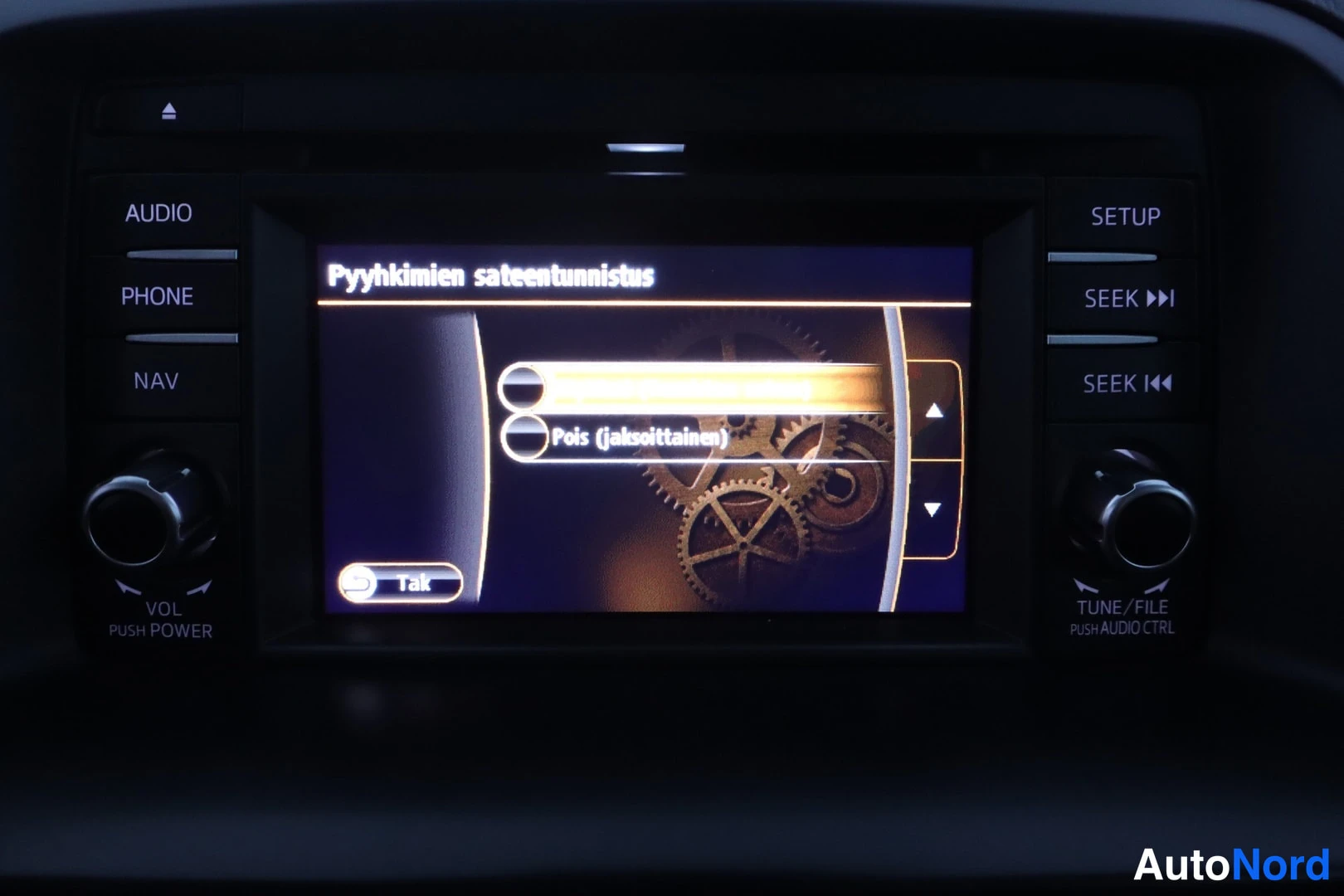 Muu: Auton infotainment-näytöllä avoinna on Pyyhkimien sateentunnistus -asetus, jossa valittuna vaihtoehto Pois (jaksittainen).