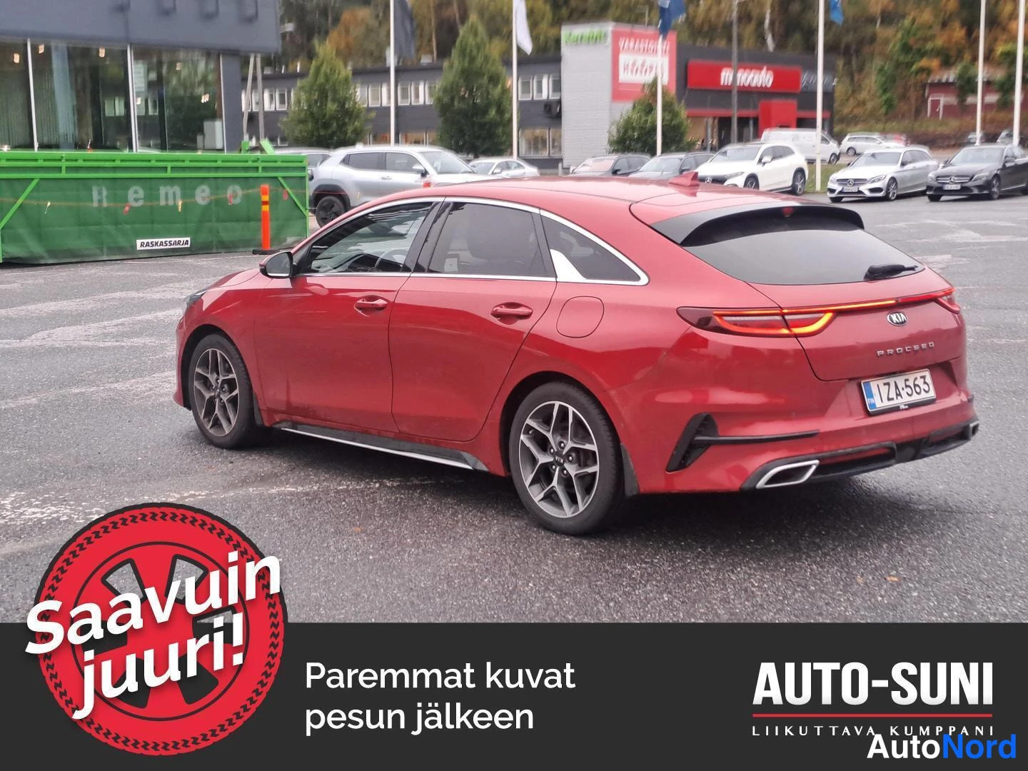 Takaviisto: Punainen Kia ProCeed takaa kulmasta kuvattuna parkkipihalla, rekisterikilpi