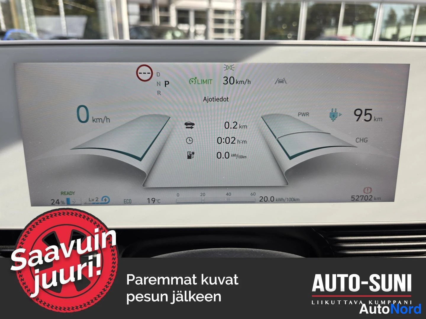 Muu: Kojelaudan näyttö: nopeus 0 km/h, P-vaihde, LIMIT 30 km/h -merkintä, matkatiedot ja jäännäkyvys 95 km.