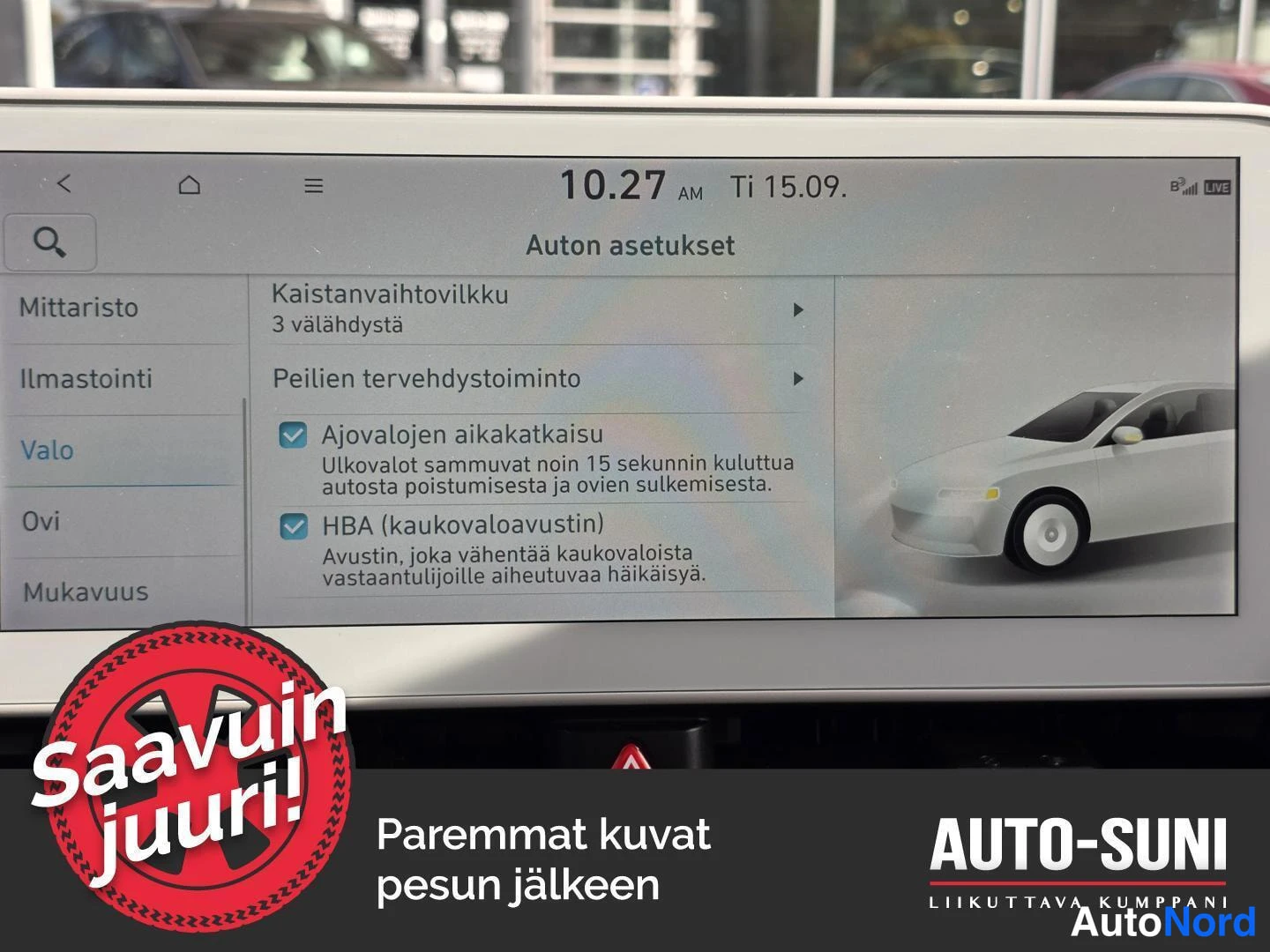 Yksityiskohta: Keskustietonäytön valoasetukset: ajovalojen aikakatkaisu ja kaukovaloavustin käytössä.