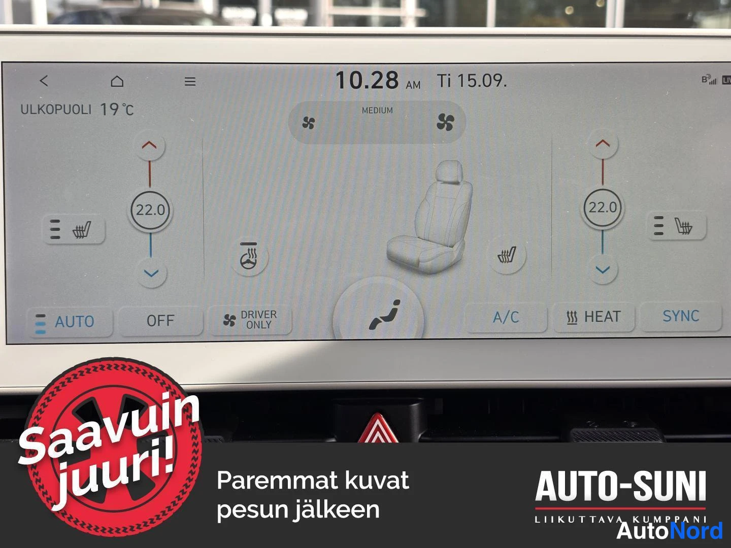 Yksityiskohta: Auton infotainment-näytön ilmastointivalikon näkymä: molempien sivujen lämpötila asetettu 22,0 asteeseen, A/C, HEAT ja SYNC -painikkeet näkyvät.