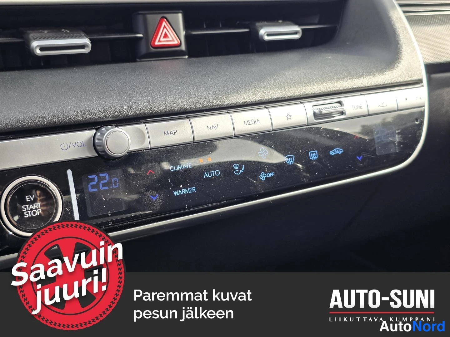 Yksityiskohta: Keskikonsolin pohja: EV START STOP -painike, CLIMATE, AUTO, WARMER ja muut kosketuspainikkeet 22,0 asteen lämpötilanäytöllä.