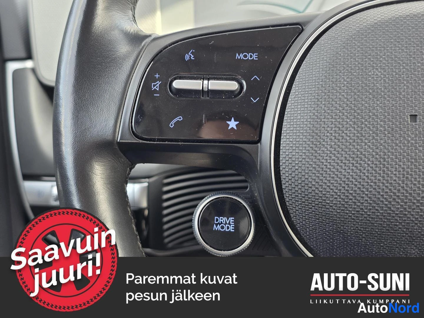 Yksityiskohta: Ohjauspyörän oikea puoli äänenhallintapainikkeilla ja DRIVE MODE -säätimellä.