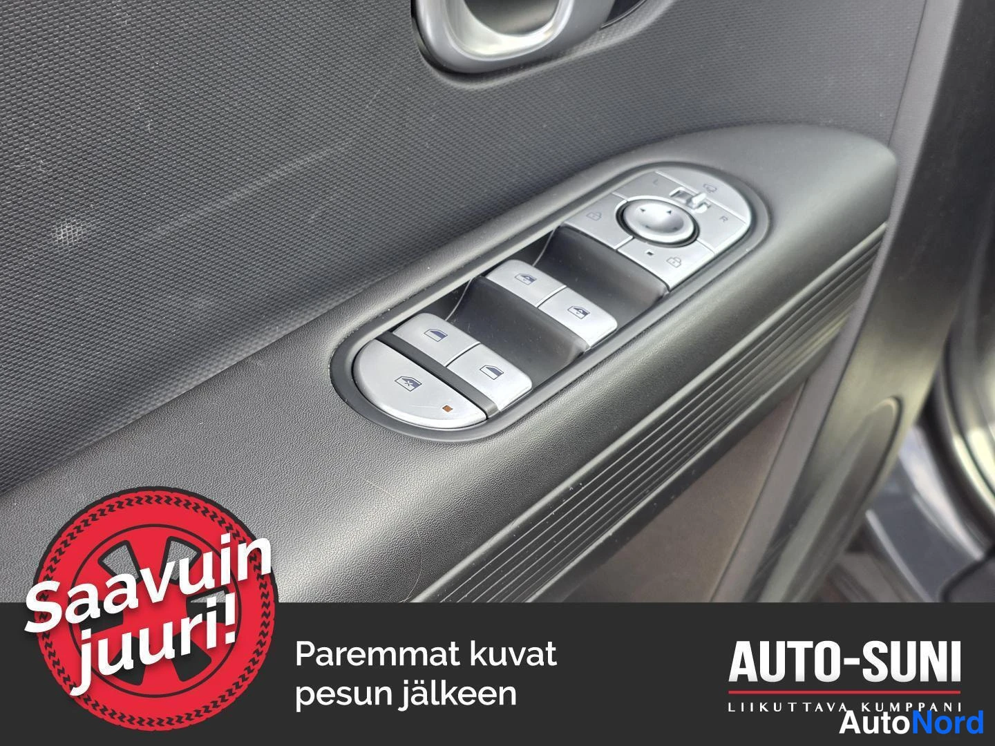 Edestä: Auton oven sisäpaneelin ikkunannostinnapit ja peilinsäätöpyörä lähikuvassa, neljä pikanäppäintä keskuskuvana.